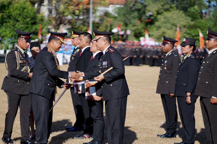 Kapolresta Kupang Kota bersama Penyidik, Dianugerahi Penghargaan Atas Penanganan Kasus Secara Cepat, Tepat dan Tuntas.