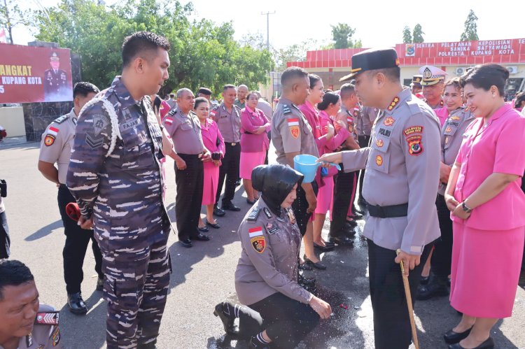 Penyiraman Air Kembang, Warnai Kenaikan Pangkat Perwira dan Bintara Polresta Kupang Kota.