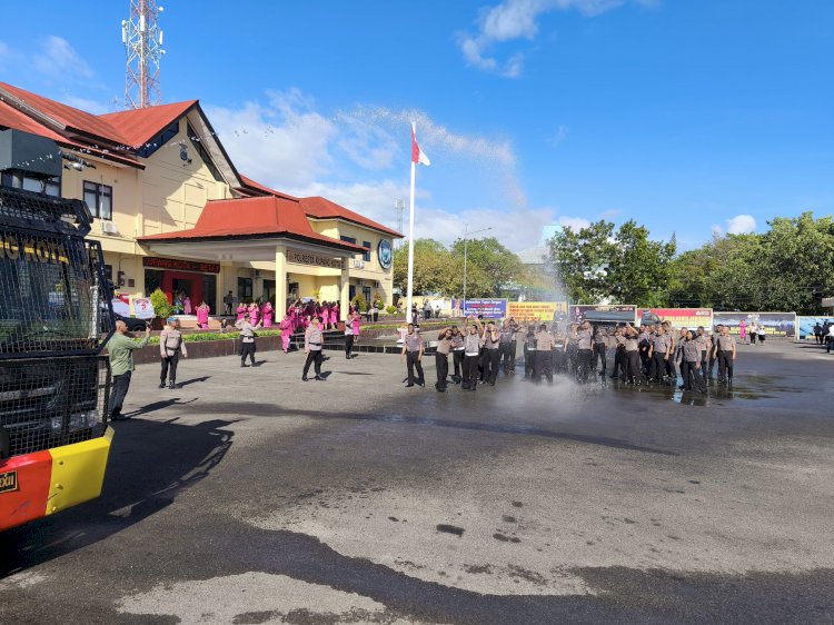 Penyiraman Air Kembang, Warnai Kenaikan Pangkat Perwira dan Bintara Polresta Kupang Kota.