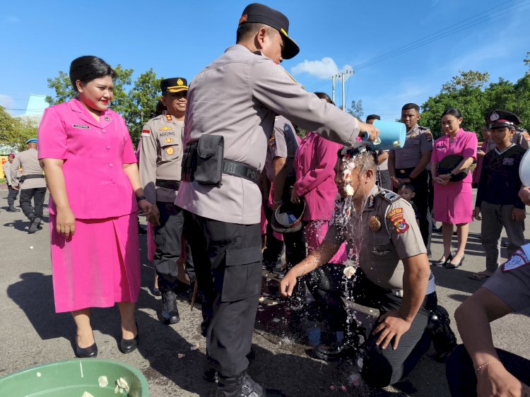 Penyiraman Air Kembang, Warnai Kenaikan Pangkat Perwira dan Bintara Polresta Kupang Kota.