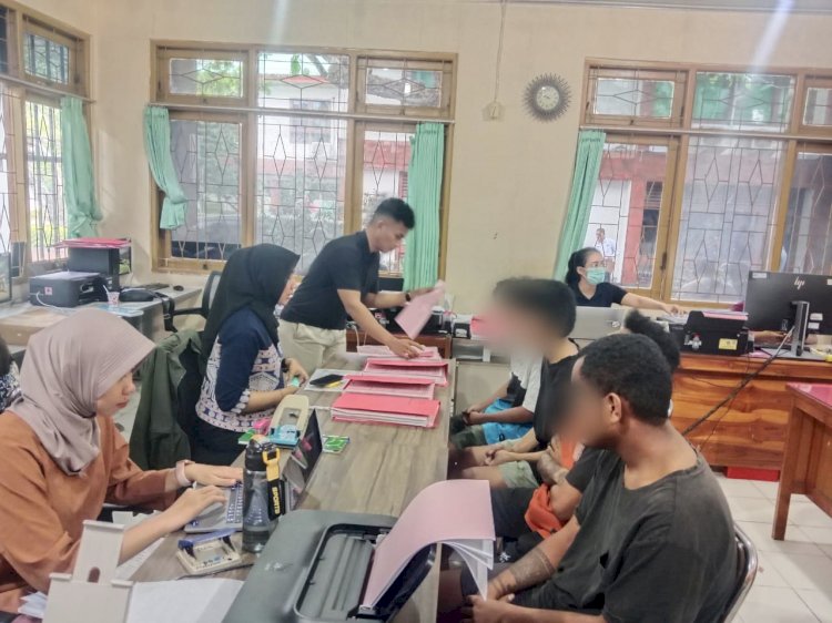 Polsek Kota Lama Limpahkan Tiga Tersangka Pencurian dan Penadahan ke Kejari Kota Kupang