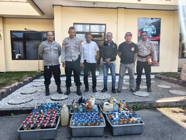 PT. Pelindo Kupang Dan KP3 Laut Tenau Menyerahkan Miras Hasil Sitaan Ke Satuan Narkoba Polresta Kupang Kota