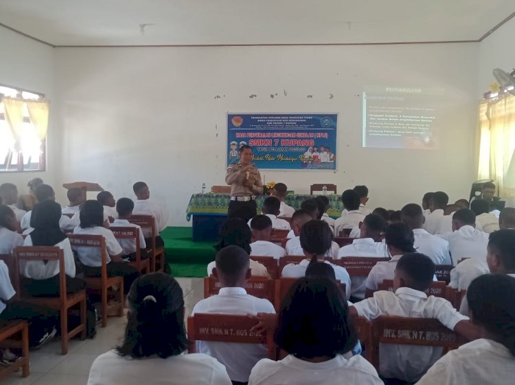 Polsek Alak Sosialisasi Bahaya Judi Online dan Narkoba di SMK Negeri 7 Kota Kupang