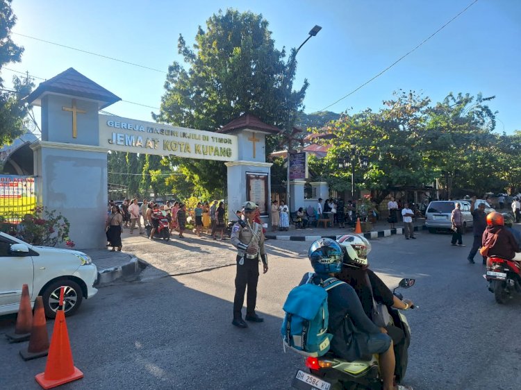 Satlantas Polresta Kupang Kota Laksanakan Pengamanan Rutin di Gereja-Gereja Setiap Minggu