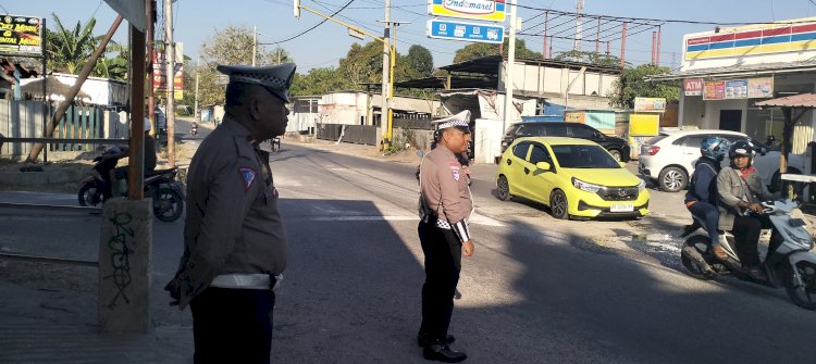 Unit Lantas Polsek Koja Gelar Pengaturan Lalu Lintas Pagi, Tegakkan Disiplin dan Keselamatan Berkendara.