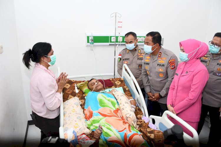Kapolda NTT Tunjukkan Kepedulian, Jenguk Anggota Polres TTS yang Alami Laka Saat  Tugas Pengawalan.