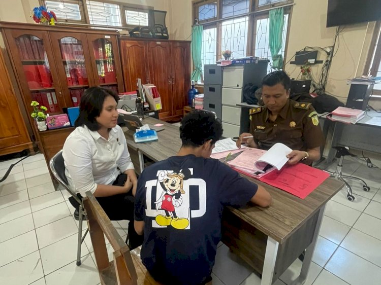 Unit PPA Polresta Kupang Kota Serahkan Tersangka Penganiayaan Perempuan ke Kejaksaan