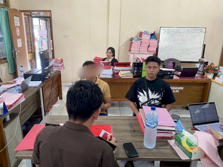 Unit PPA Satreskrim Polresta Kupang Kota Tuntaskan Berkas Perkara, Tersangka KDRT Diserahkan ke JPU.