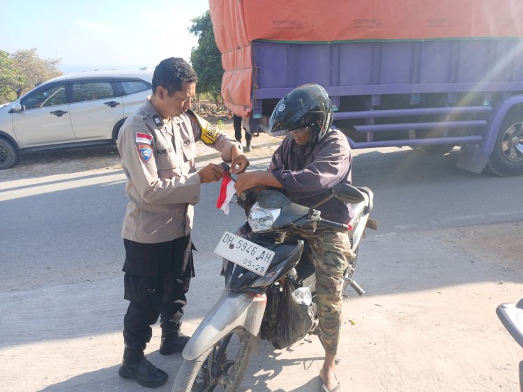 Sambut HUT ke-80 RI, Polsek Alak Bagikan Bendera Merah Putih kepada Pengendara.