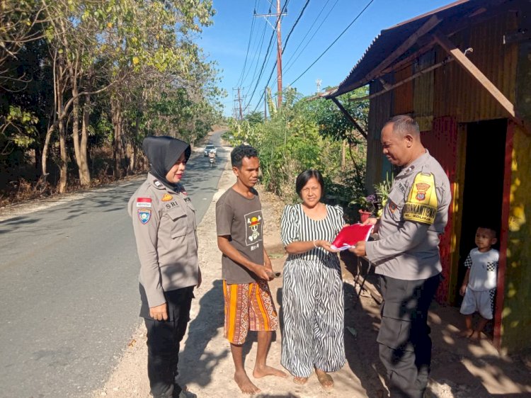 Jelang 17 Agustus, Polsek Maulafa Bagikan Bendera Merah Putih untuk Warga Kolhua.