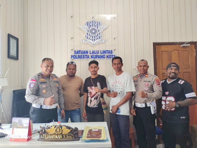 Kasat Lantas Polresta Kupang Kota Mediasi Sopir Pickup dan Angkot, Sepakat Jaga Ketertiban di Jalan Raya.