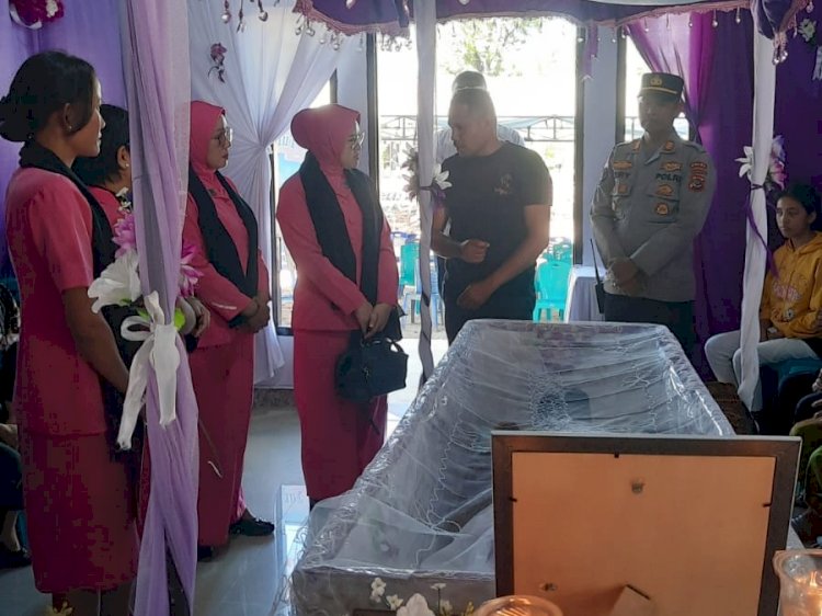 Kapolsek Maulafa Melayat ke Rumah Anggota yang Berduka: Bentuk Empati dan Solidaritas.