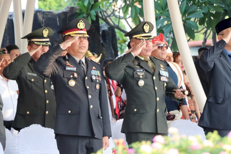 Wakapolresta Ikuti Upacara Penurunan Bendera HUT RI Tingkat Kota Kupang, Berlangsung Khidmat dan Lancar.