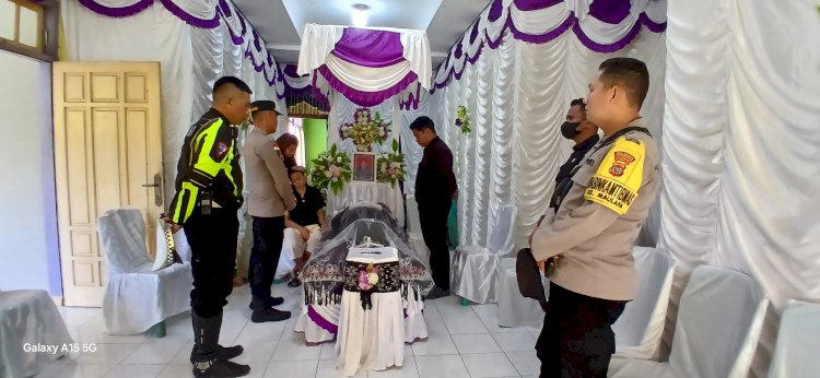 Bentuk Penghormatan, Kapolsek Maulafa dan Anggota Melayat ke Rumah Duka AKP Thobias Ndolu Eoh.