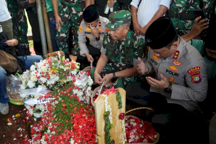 Hadiri Pemakaman Affan Kurniawan di TPU Karet Bivak, Kapolda Metro Sampaikan Permohonan Maaf.