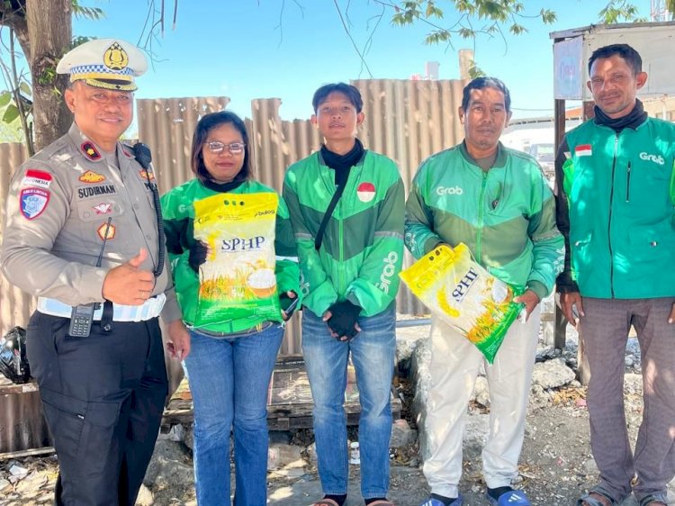 Satlantas Polresta Kupang Kota Berikan Bantuan Beras kepada Tukang Ojek Pangkalan dan Ojek Online