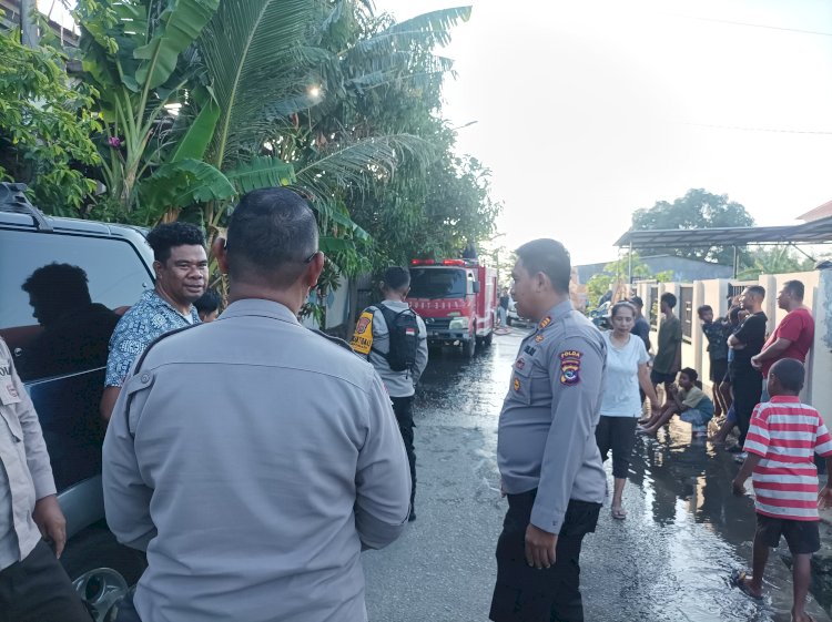Polsek Kota Lama, Polresta Kupang Kota Datangi Kebakaran Rumah di Oesapa Barat.