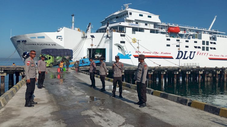 Polsubsektor Pelabuhan Tenau Amankan Debarkasi Penumpang K.M. Dharma Rucitra VIII