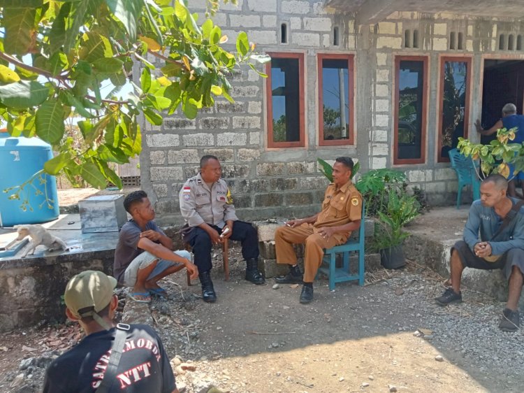 Bhabinkamtibmas Fatukoa Koordinasi Bersama PLT Lurah, Bahas Keamanan dan Ketertiban.