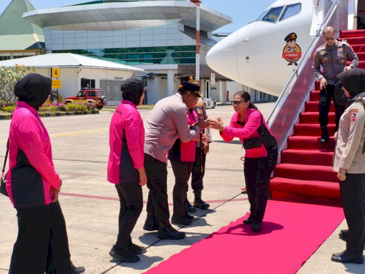 Kapolresta Kupang Kota Sambut Kedatangan Ketua Umum Bhayangkari Ny. Juliati Sigit Prabowo di Bandara El Tari