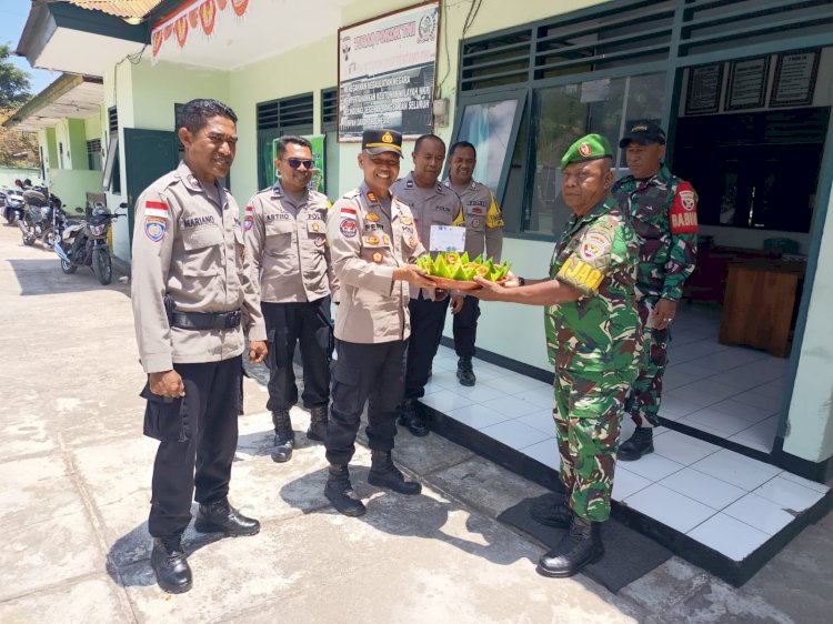 HUT TNI ke-80, Kapolsek Maulafa dan Anggota Berkunjung ke Koramil 1604-07/Alak: Wujudkan Sinergitas TNI-Polri.