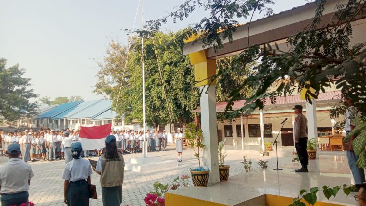 Kapolsek Maulafa Pimpin Upacara Bendera di SMA Negeri 7 Kupang, Ajak Siswa Berprestasi dan Jadi Pelopor Kamtibmas.
