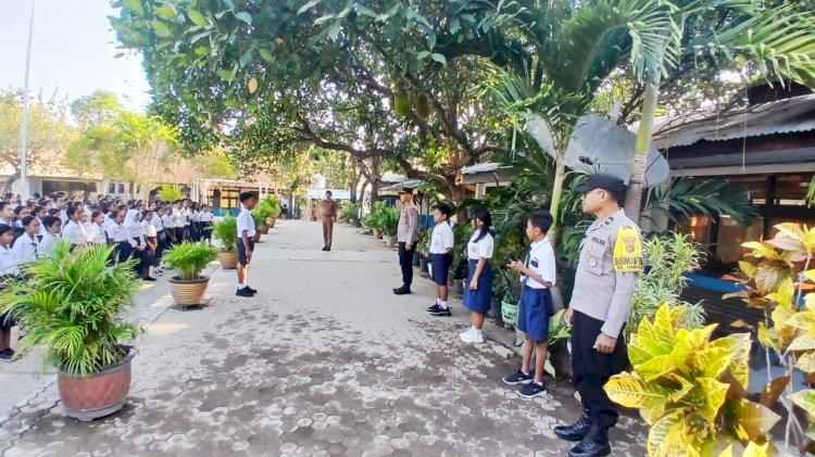 Kapolsek Maulafa Laksanakan Kegiatan “Police Goes To School” di SMP Negeri 3 Kota Kupang, Sosialisasi Cegah Tawuran Antar Pelajar.