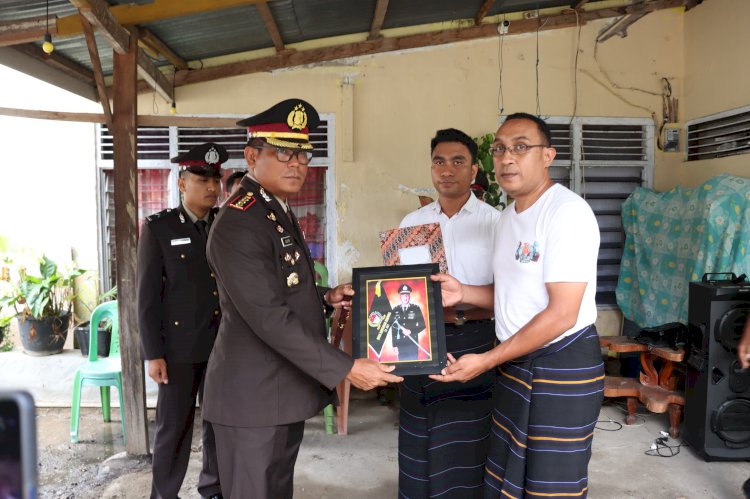 Polresta Kupang Kota Gelar Upacara Pemakaman Dinas untuk IPDA Rafael Sare