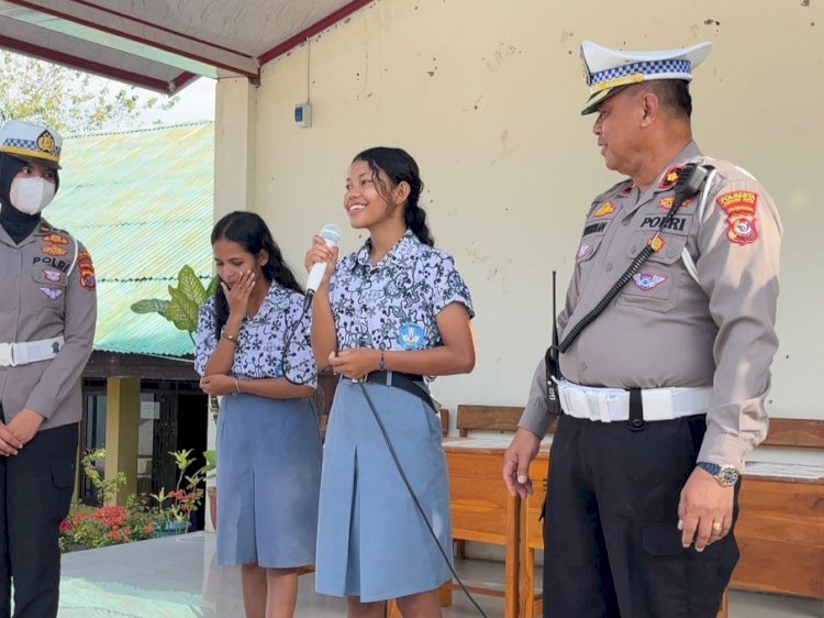 Kasat Lantas Polresta Kupang Kota Sosialisasikan Tertib Berlalu Lintas di SMAN 7 Kota Kupang