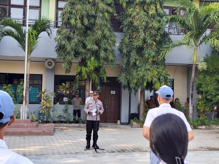 Kapolsek Koja AKP Frids Mada Pimpin Apel Pagi di SMK Negeri 1 Kota Kupang, Tanamkan Nilai Wawasan Kebangsaan dan Cinta Tanah Air.