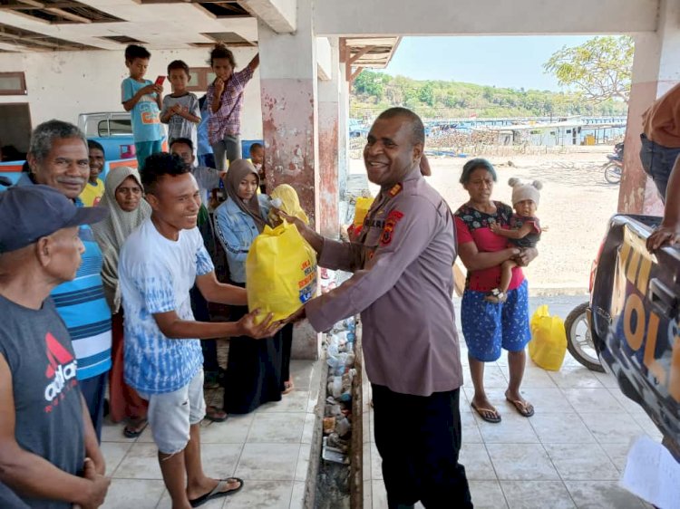 Polresta Kupang Kota Lakukan Sosialisasi People Smuggling bagi Porter dan di Perkampungan Nelayan, Serta Bagi Sembako.