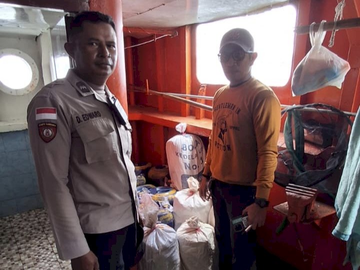 Polresta Kupang Kota Sita 18 Jerigen Moke Sabu Dari Atas KM Cantika Lestari 9e.