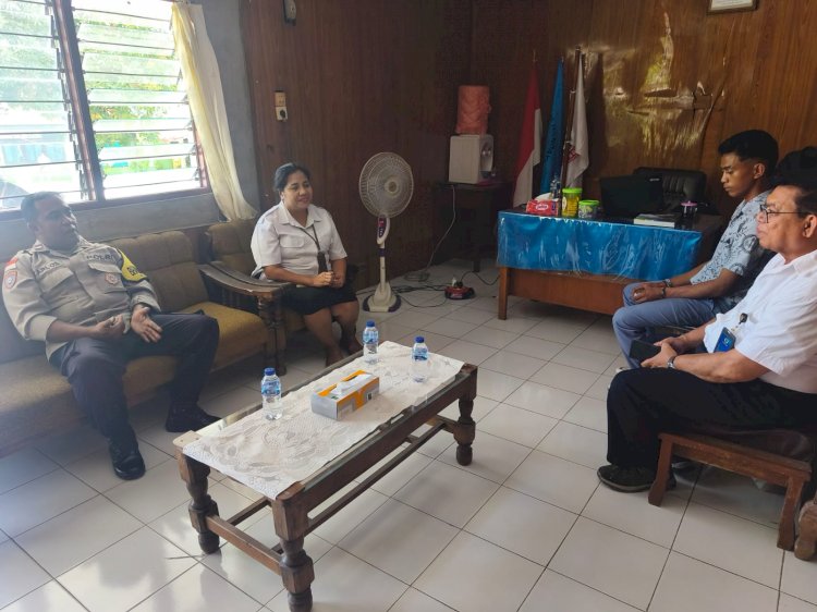 Respon Cepat Bhabinkamtibmas Kuanino, Berkoordinasi dengan Pihak Sekolah Bina Siswa yang Terjerat Miras.