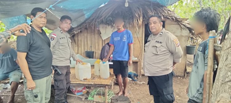 Polsek Alak Amankan 80 Liter Sopi dan Moke, dalam Kegiatan Kepolisian yang Ditingkatkan.
