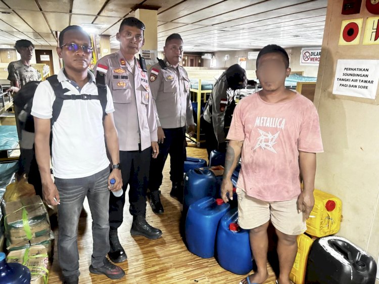 Polsubsektor Pelabuhan Tenau Amankan 350 Liter Miras Lokal dari Kapal Sabuk Nusantara 38