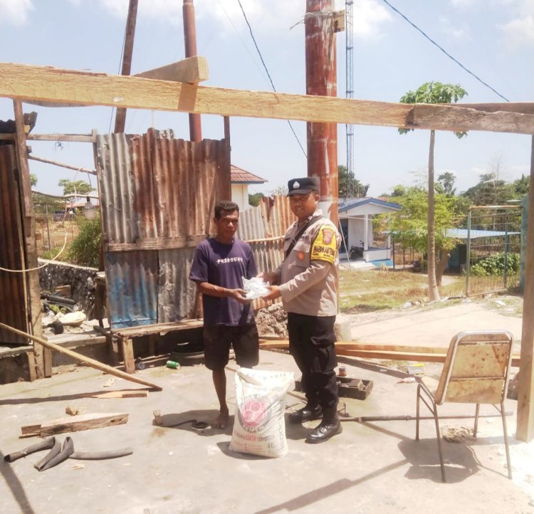 Peduli Warga Terdampak Angin Kencang, Bhabinkamtibmas Bello Serahkan Bantuan ke Pemilik Usaha Tambal Ban.