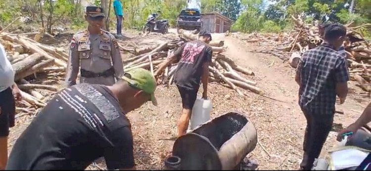 Polsek Maulafa Ungkap Sentra Produksi Miras Tradisional, Amankan 100 Liter Sopi dan Peralatan Penyulingan.