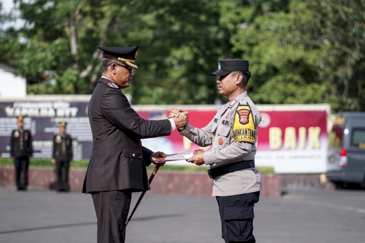 Momentum Hari Pahlawan, Bhabinkamtibmas Liliba Terima Penghargaan atas Jasa bagi Polri dan Masyarakat.