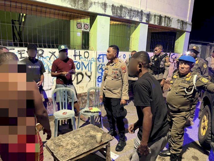 Jaga Kamtibmas Malam Minggu, Tim Gabungan Polresta Kupang Kota dan Satpol PP Sisir Titik Rawan, Bubarkan Pemuda Pesta Miras.