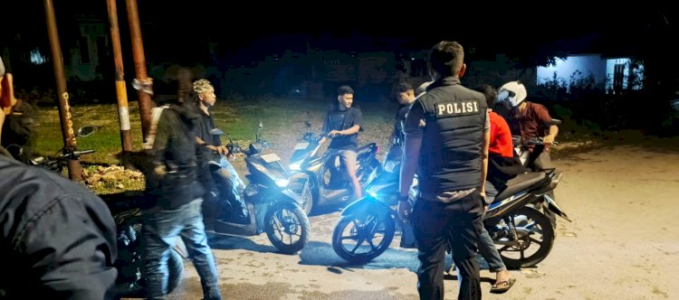 Polsek Maulafa Gelar Patroli Malam, Beri Teguran Anak Bermain Petasan dan Bubarkan Pemuda Konsumsi Miras.