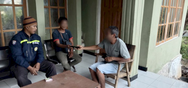 Bhabinkamtibmas Batuplat Bantu Warga Ambil Kembali HP yang Hilang, Cegah Kesalahpahaman.