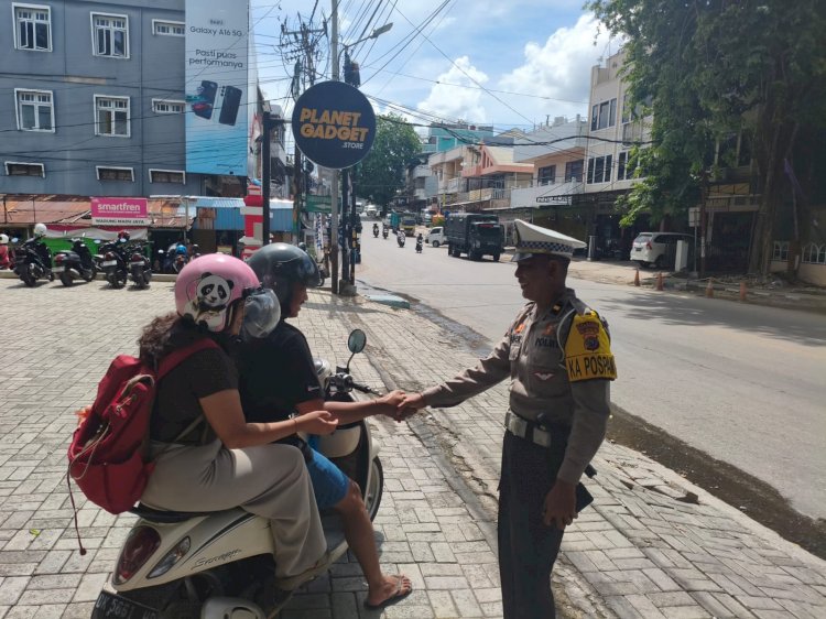 Personel Posyan Terpadu Zebra Kuanino, Beri Teguran Humanis kepada Pengendara Tanpa Helm.