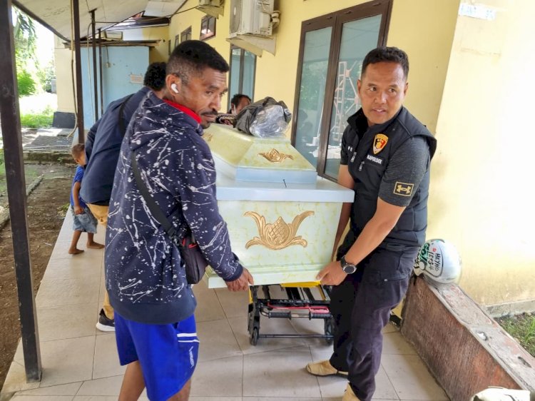 Wujud Kepedulian Polri, Kapolsek Maulafa dan Jajaran Layat serta Bantu Mobilisasi Jenazah Korban Pengeroyokan di Sikumana.