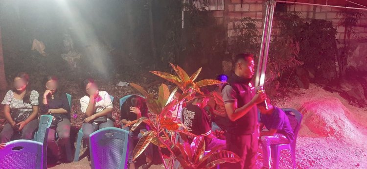 Kapolsek Maulafa Pimpin Patroli Lampu Biru, Bubarkan Pemuda Nongkrong dan Pesta Wisuda Melewati Batas Waktu di Sejumlah Titik.