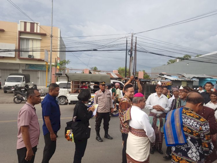 Polsek Kota Lama Pengamanan Peresmian Gedung Pastoral dan Misa Ekaristi Pesta Pelindung Gereja Santo Andreas Lasiana