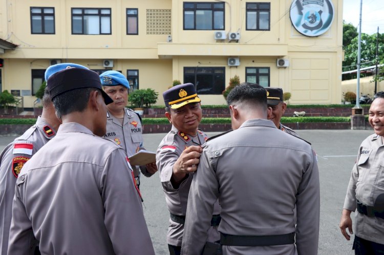 Wakapolresta Kupang Kota bersama Propam Gelar Penertiban dan Pemeriksaan Sikap Tampang Usai Apel Pagi