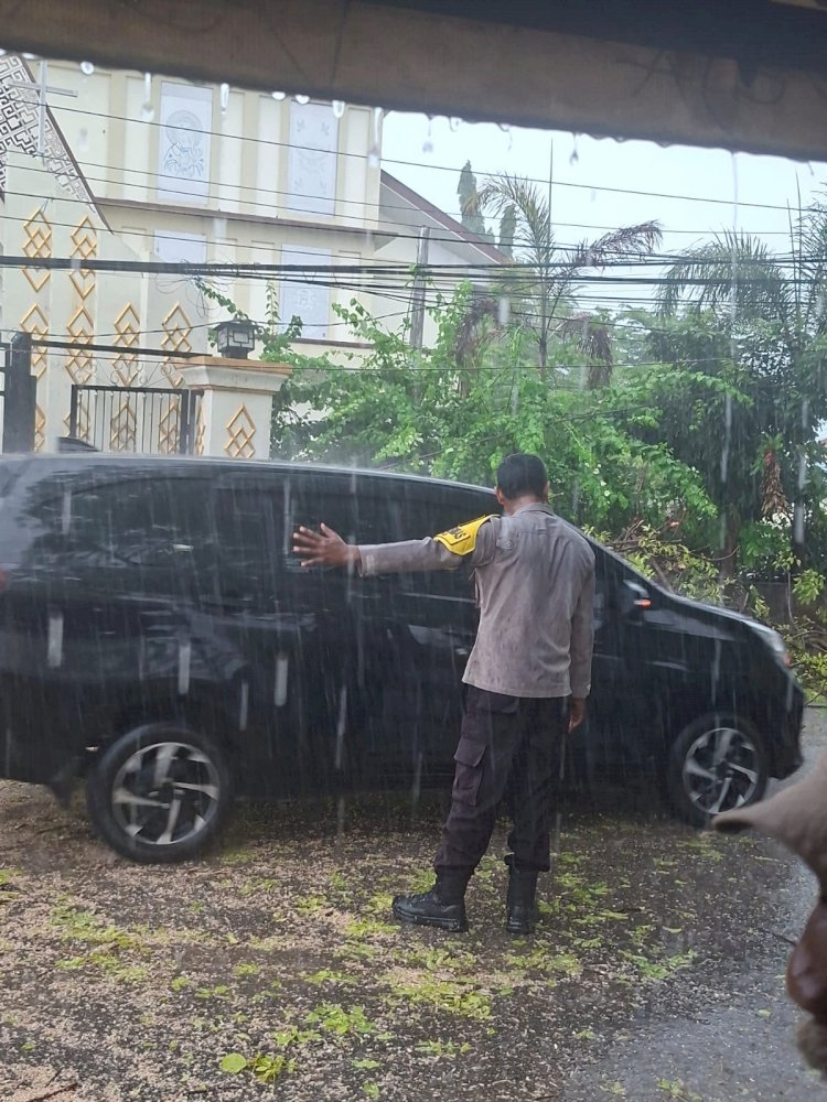 Respons Cepat Bhabinkamtibmas Penfui Bersama Basarnas dan BPBD Kota Kupang, Atasi Pohon Tumbang yang Sebabkan Kemacetan di Jalan Taebenu Penfui.