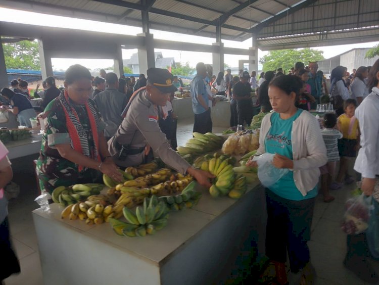 Dukung Keamanan dan Pertumbuhan Ekonomi, Kapolsek Alak Hadiri Peresmian Pasar Penkase.