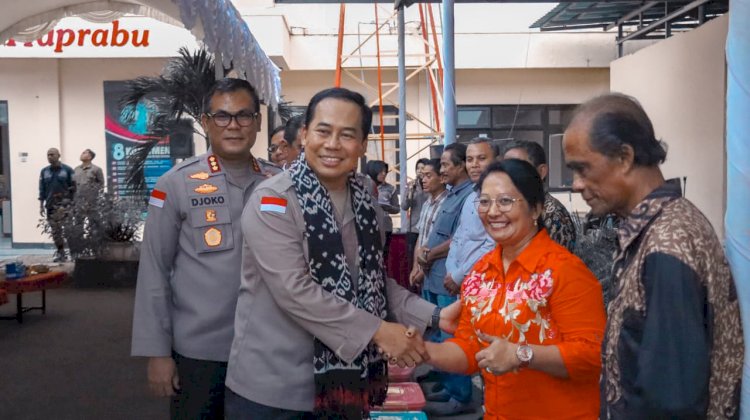 Kapolda NTT Serahkan Paket Sembako, Usai Resmikan Sembilan Titik Sumur Bor bagi Warga Kota Kupang.