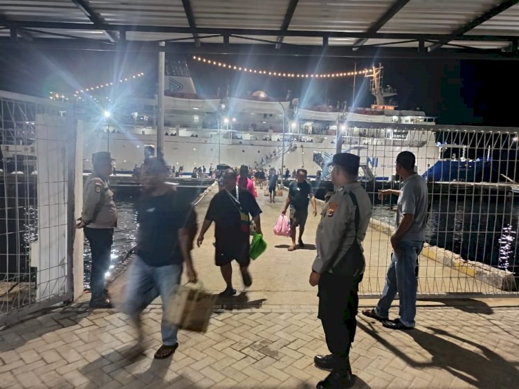 Arus Mudik Mulai Meningkat, Polsubsektor Pelabuhan Tenau Amankan Kedatangan Ribuan Penumpang KM Sirimau dan KM Lambelu.